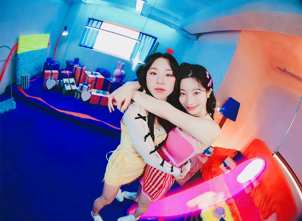 시작하자마자 채영이 캐리하는 트와이스 신곡뮤비.gif | 인스티즈