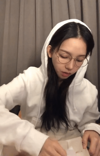 크리스피 도넛 먹는 카리나.gif | 인스티즈