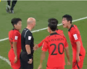 레드카드 상황, 테일러 심판과 한 판 붙는 벤투 | 인스티즈
