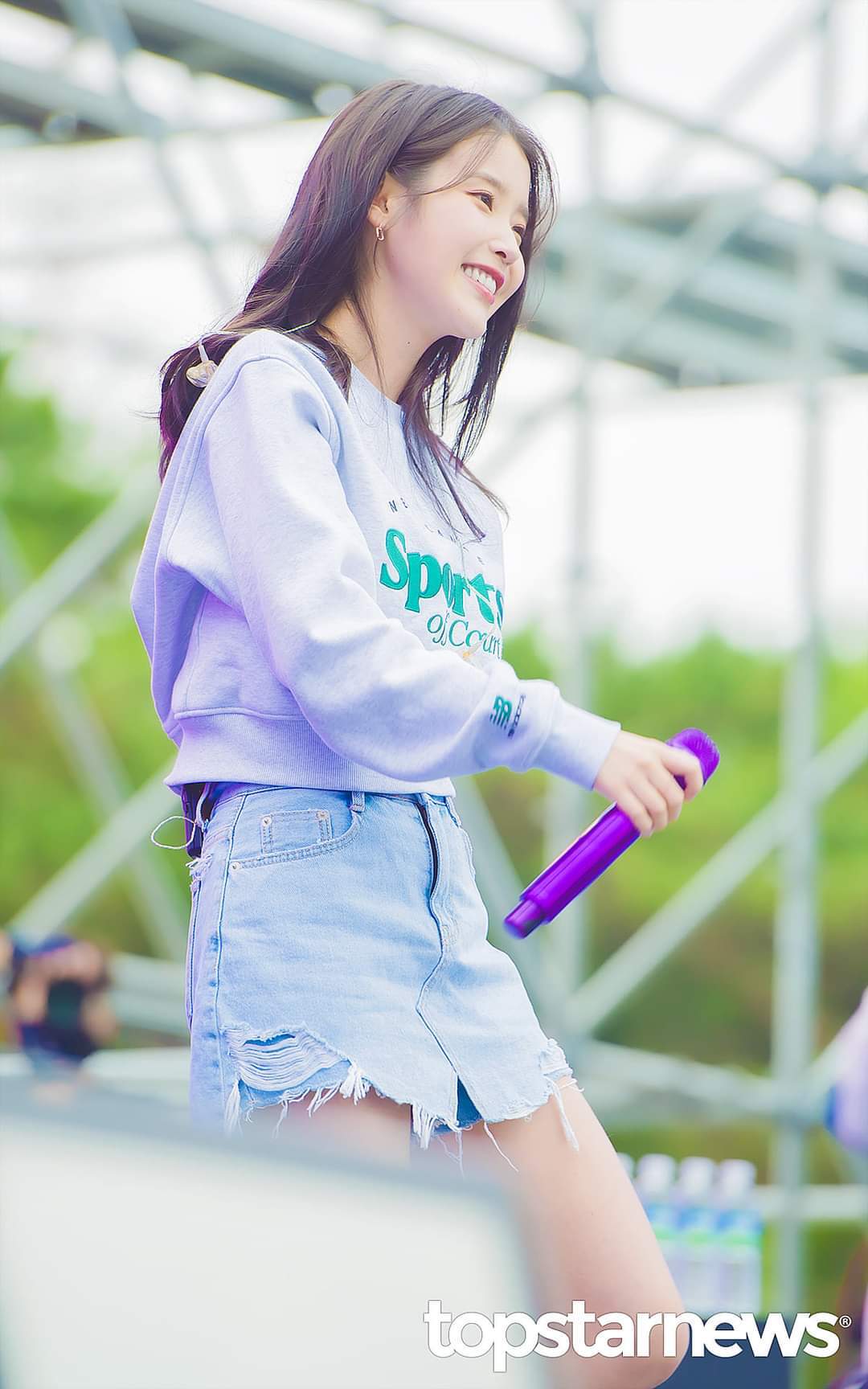 오랜만에 보라색 마이크들고 행사뛴 오늘자 아이유 .jpg | 인스티즈