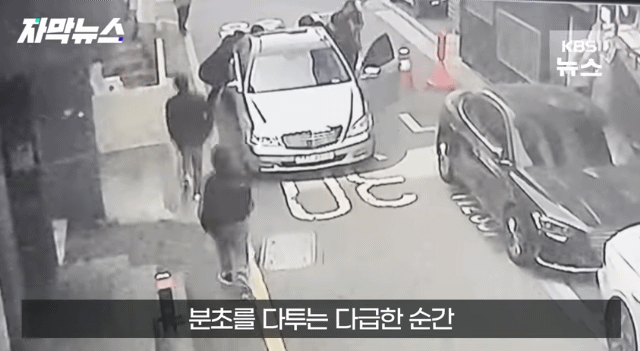 차에 깔린 일본 여학생 구하는 시민들 | 인스티즈