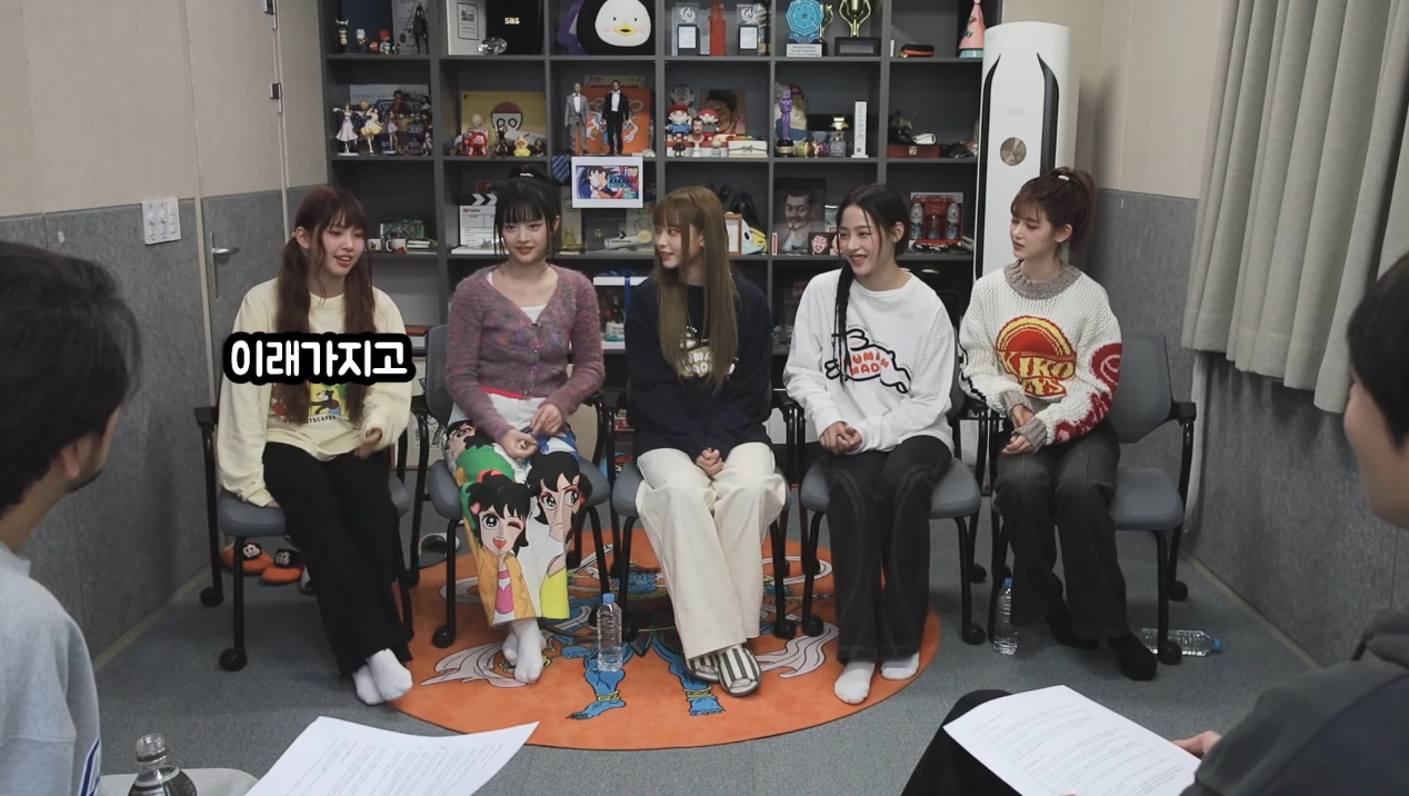 막내에게 현명한 모습 보여주는 뉴진스의 맏이 민지.jpg | 인스티즈