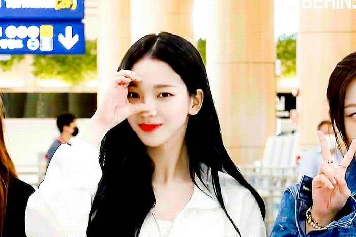 여권대조 때문에 마스크 벗는 카리나.gif | 인스티즈