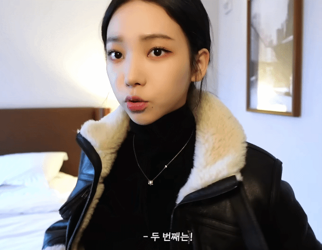 옷 골라달라고 하는 카리나.gif | 인스티즈