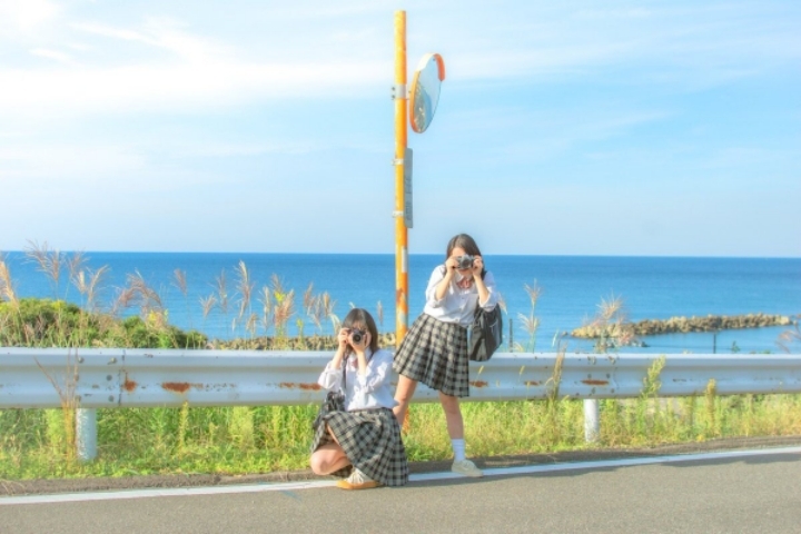 애니메이션 배경풍 사진 찍는 일본 여고생들 | 인스티즈