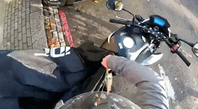 오토바이 헬멧을 꼭 써야 하는 이유.gif | 인스티즈