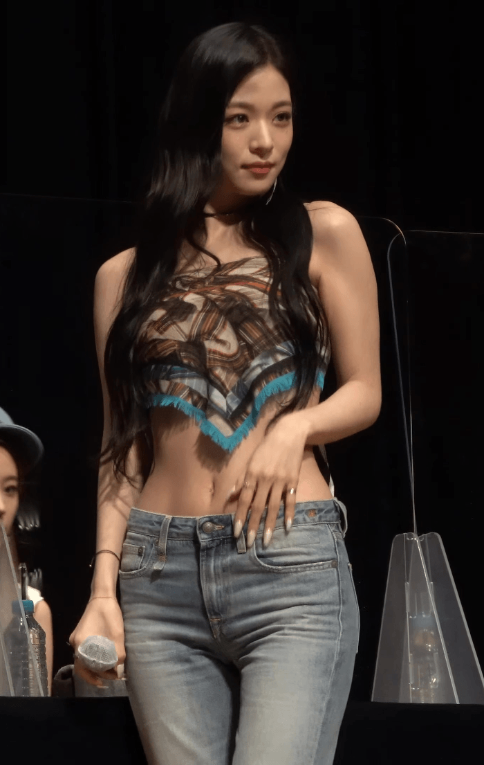 여자 손바닥 만한 프로미스나인 이채영 허리 