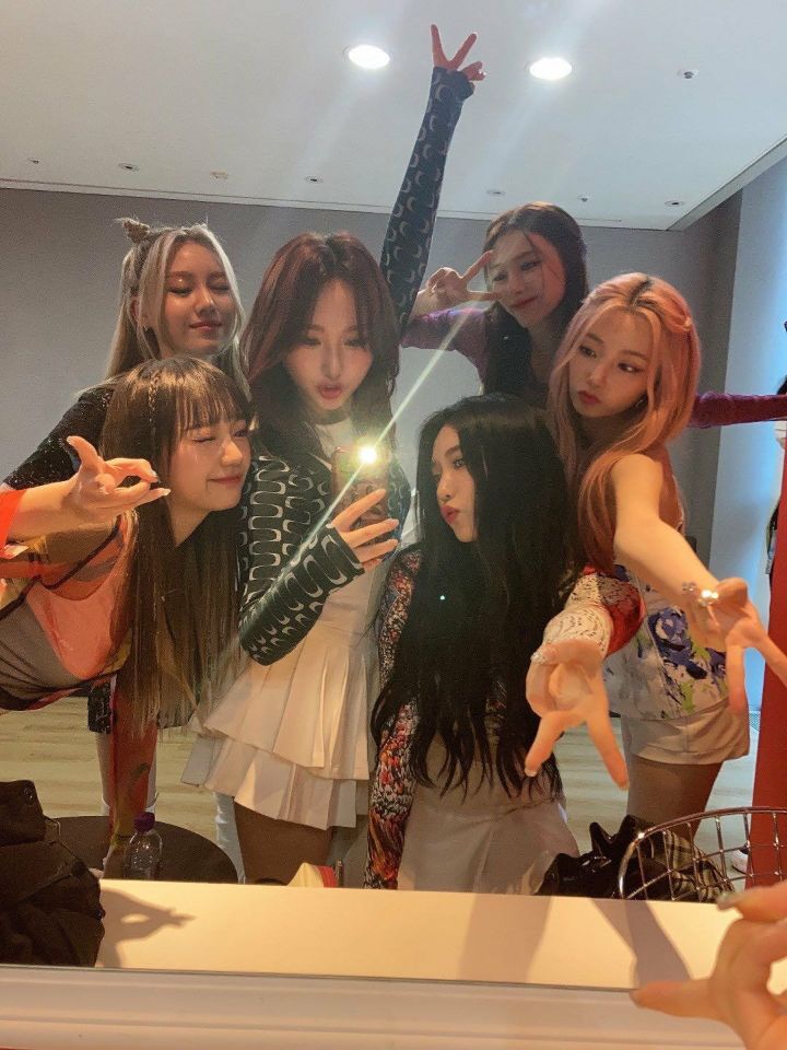 요즘 애들 사이에서 유행한다는 포즈... | 인스티즈