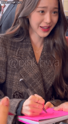 파리에서 만난 팬들에게 사인해주는 아이브 장원영 | 인스티즈