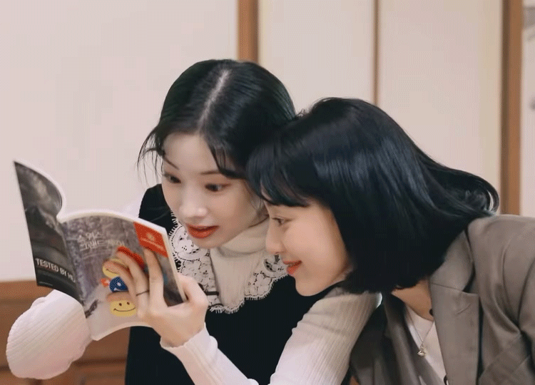 요상한 자세로 투호하는 트와이스.gif | 인스티즈