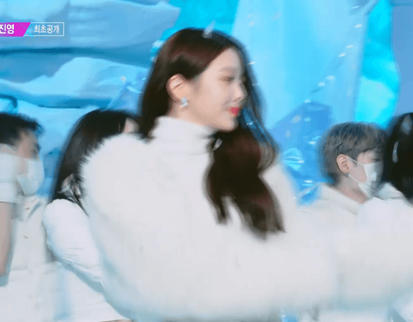오늘 박진영 컴백무대를 같이 한 장원영ㅋㅋㅋ...GIF | 인스티즈