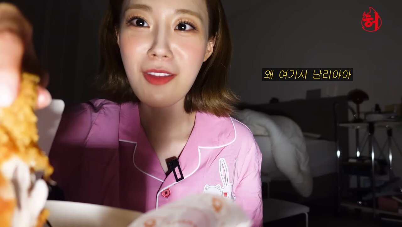 친언니 방에서 몰래 치킨 먹기 시도하는 허영지 | 인스티즈