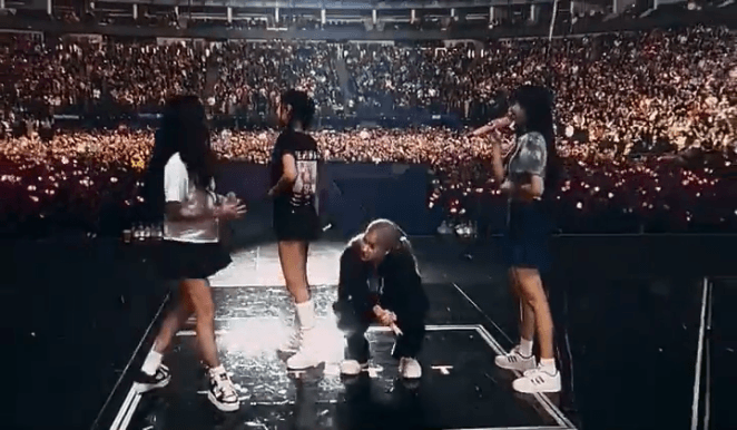 오늘자 콘서트에서 관객들한테 미친얼굴로 공격하는 블핑 지수 | 인스티즈