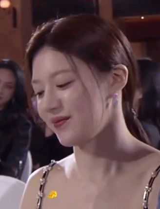 누가봐도 긴장해서 굳어버린 배우 고윤정 ㅋㅋㅋㅋ.jpgif | 인스티즈