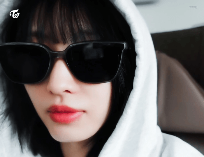 블랙스모키 화장하고 유럽 패션위크 갔다온 모모 브이로그.gif | 인스티즈