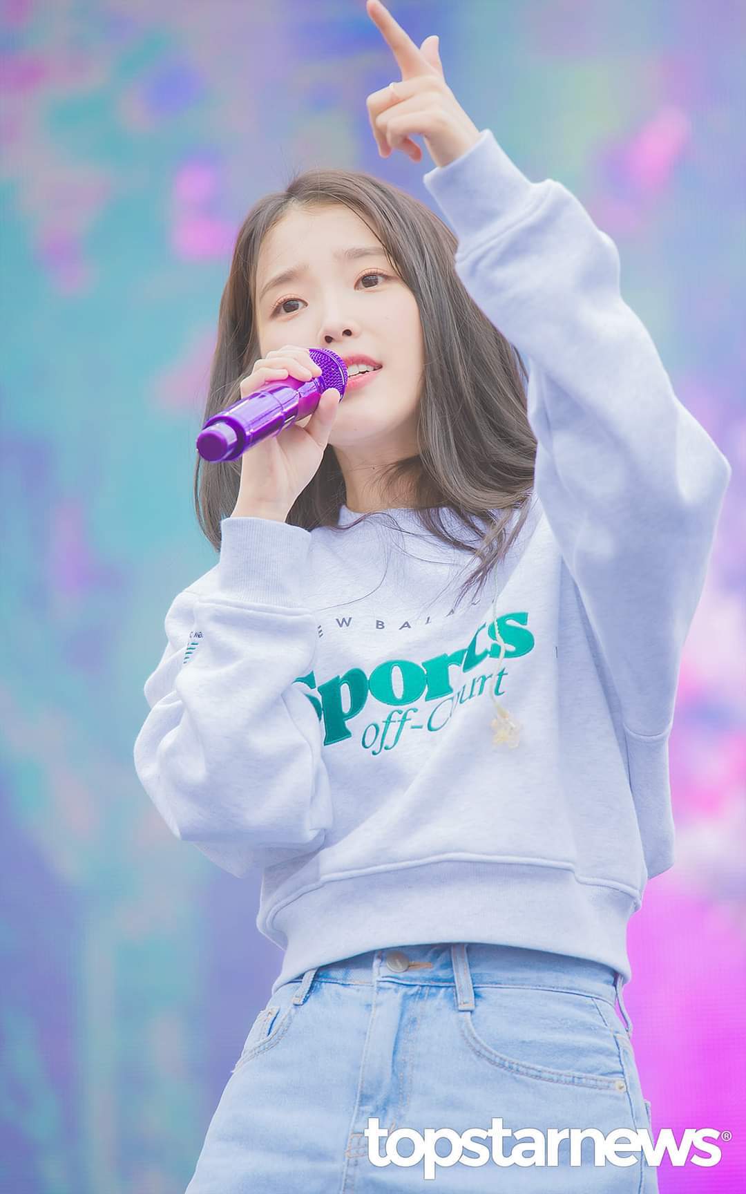 오랜만에 보라색 마이크들고 행사뛴 오늘자 아이유 .jpg | 인스티즈