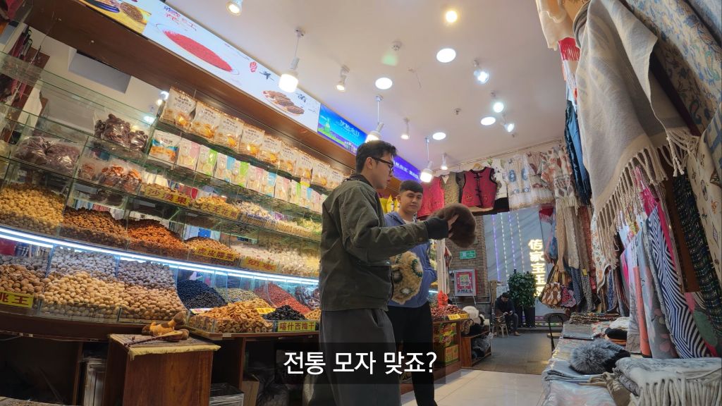 저렴한 가격에 전통의상을 사고 좋아한 여행유튜버 | 인스티즈