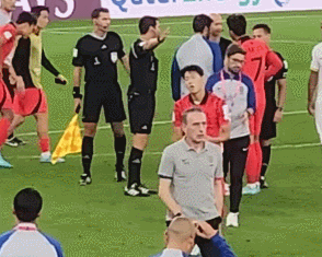 레드카드 상황, 테일러 심판과 한 판 붙는 벤투 | 인스티즈