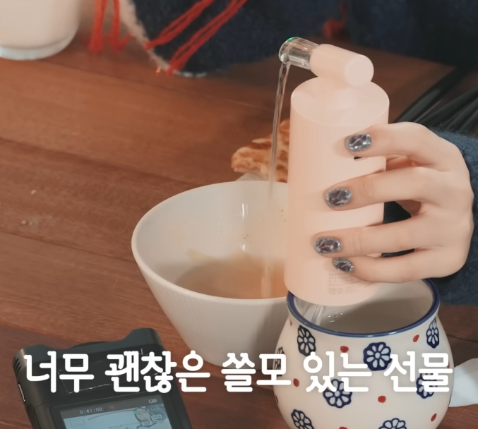 애매하게 쓸데없는 선물 주고받는 트와이스.jpgif | 인스티즈