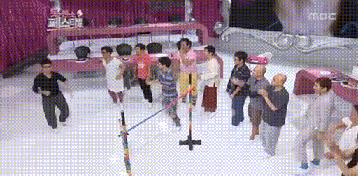 철책선 통과하는 무장공비.gif | 인스티즈