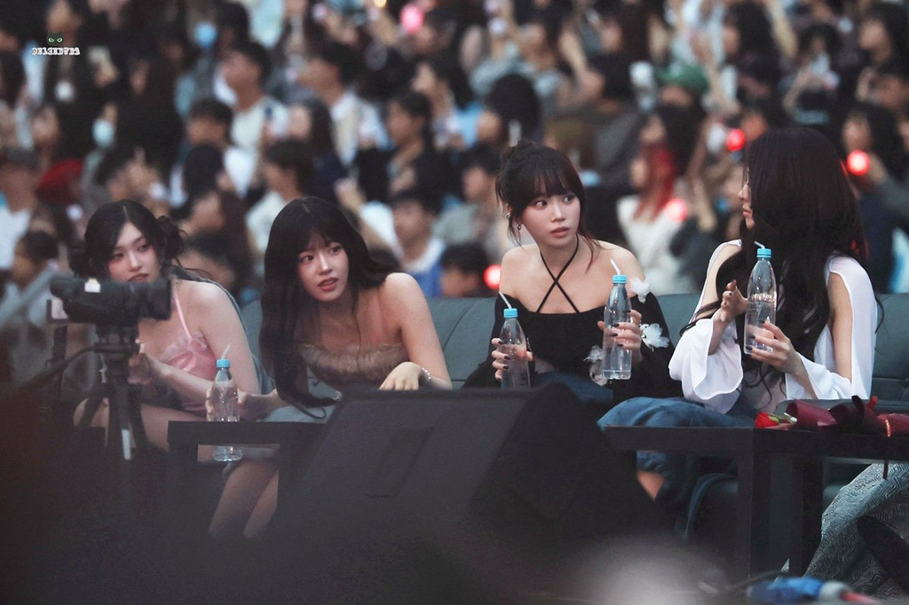 대선배인 아이유에게 물을 어떻게 줄지 의논하는 아이브, 르세라핌 멤버들 | 인스티즈