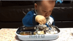 엄마들이 경이로워한다는 아기의 먹방 | 인스티즈