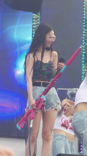 카리나 워터밤 라이플 물총 .gif | 인스티즈