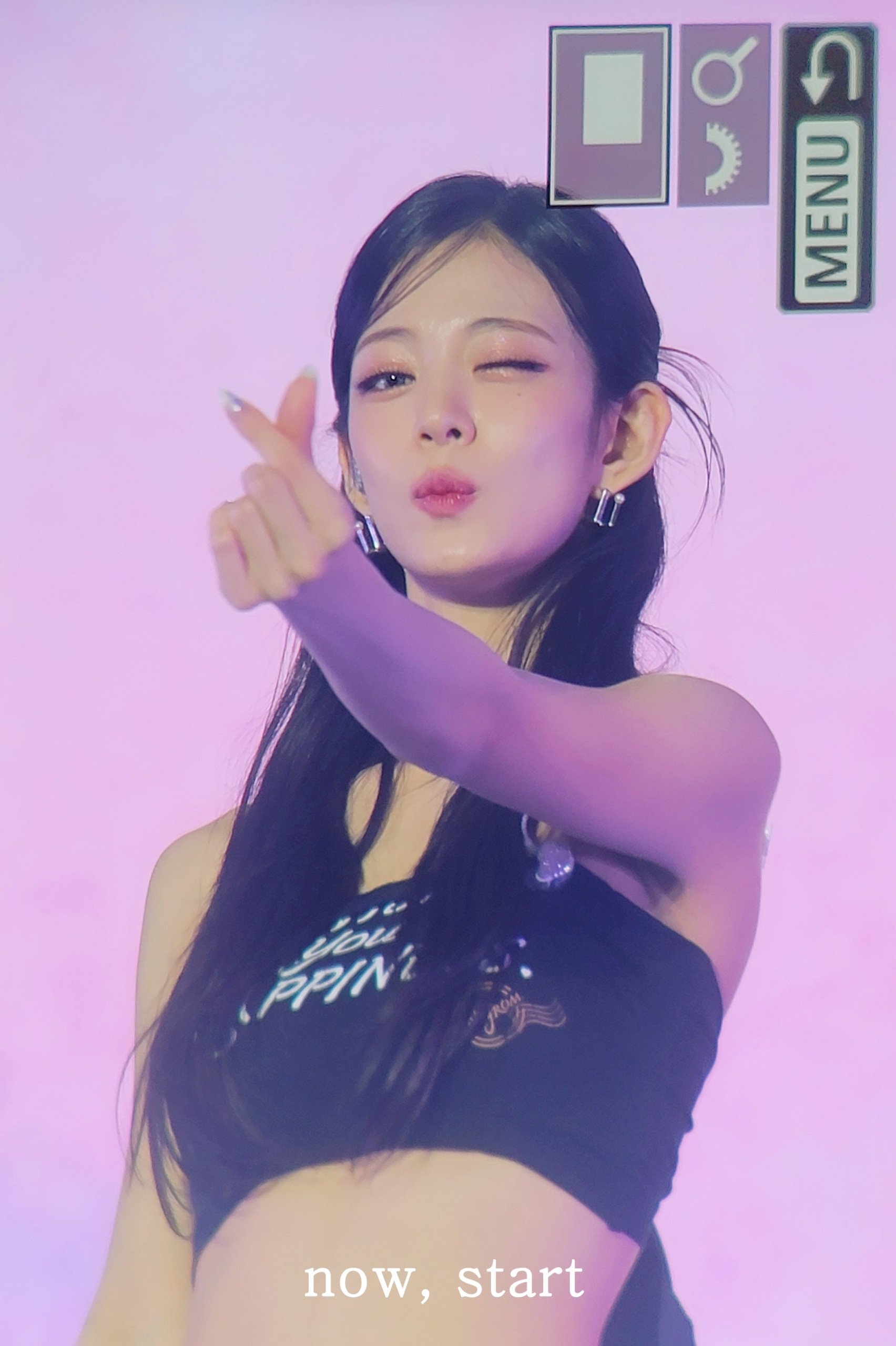 첫 단독콘서트에서 관객석으로 마이크 던진 아이돌 (feat 프로미스나인 이채영 | 인스티즈