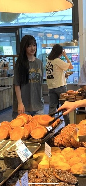 성심당 빵을 털고있는 대전의 딸 아이브 안유진 | 인스티즈