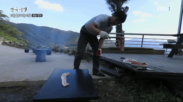삼겹살 먹방 레전드(한국기행 - 살면서 한 번은 마음 가는대로).gif | 인스티즈