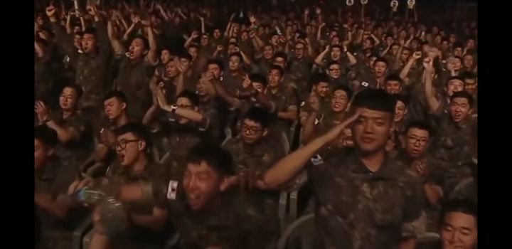 위문열차 공연 온 브레이브걸스한테 경례 박는 병사.jpg | 인스티즈