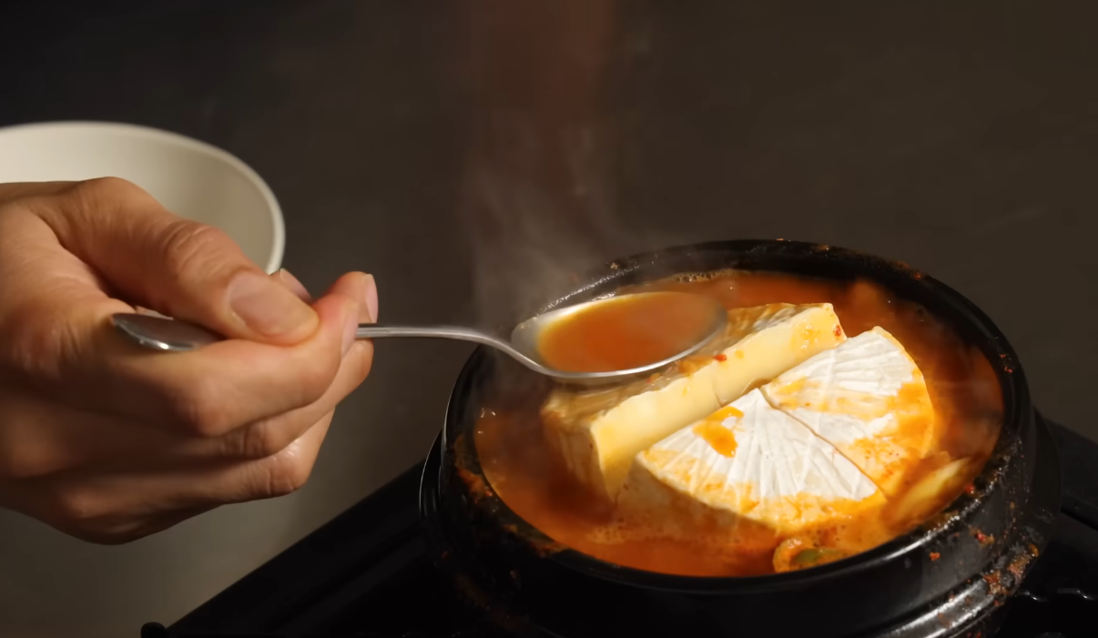 일본에서 유행 중인 까망베르 치즈 김치찌개 리뷰.jpg | 인스티즈