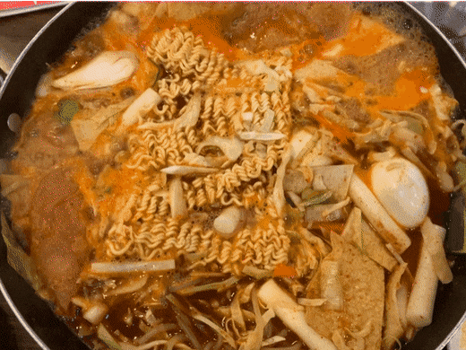 떡볶이 좋아하는 사람들 사이에서 꽤 갈리는것.gif | 인스티즈