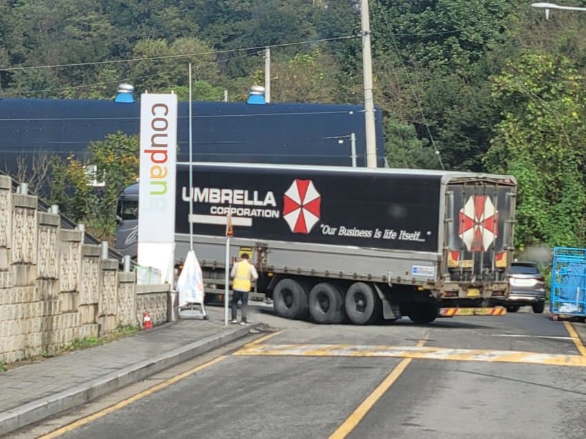 쿠팡 물류센터에 의문의 수송트럭 등장 | 인스티즈