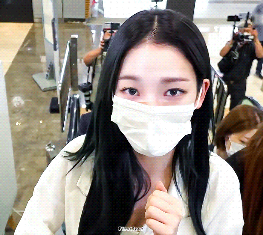 여권대조 때문에 마스크 벗는 카리나.gif | 인스티즈