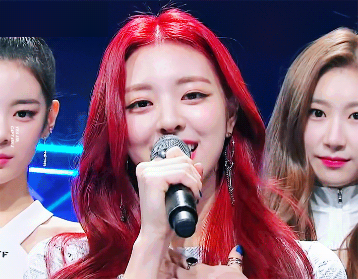 개인적으로 수지 이후 최고의 데뷔무대라고 생각하는 itzy 유나.gif | 인스티즈