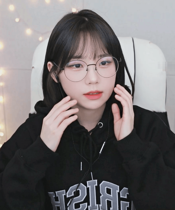 안경만 쓰면 비주얼 폭발하는 우정잉 | 인스티즈