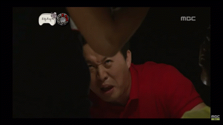 [유머] 제발 가랑이 밑으로 들어가게 해주세요.gif | 인스티즈