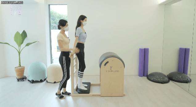필라테스 수업 받는 아이브 장원영, 안유진.jpgif | 인스티즈