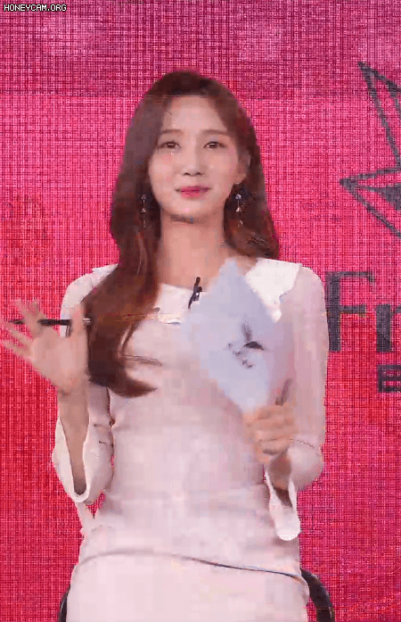 LCK 분석데스크 꽃사슴누나 윤수빈 아나운서.gif | 인스티즈