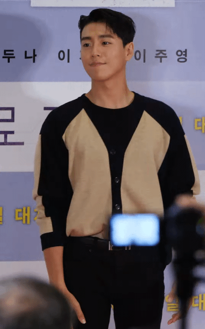 아이유 영화 응원하러 온 절친들ㄷㄷ.gif | 인스티즈