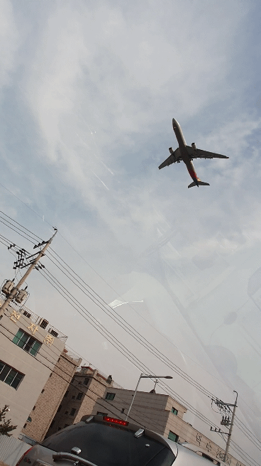 비행기 바로위 지나가는 집 살기 vs 자동차 많이지나가는 도로앞 집 살기 | 인스티즈