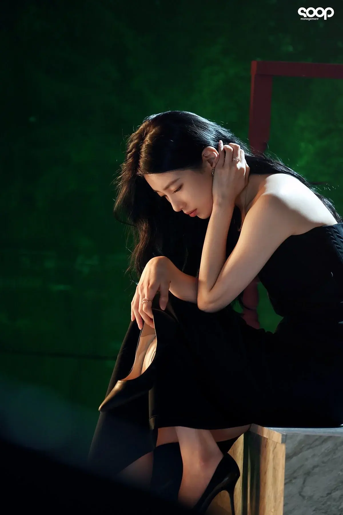 불타는 핸드백으로 남편 죽이러가는 수지.gif | 인스티즈