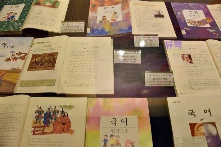 9X년생들 학교책 전시됨.JPG | 인스티즈