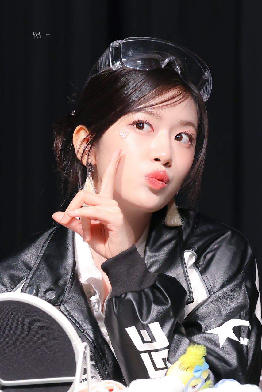 은근 이쁜데 설명할 방법이 없는 안유진 근황.jpg | 인스티즈