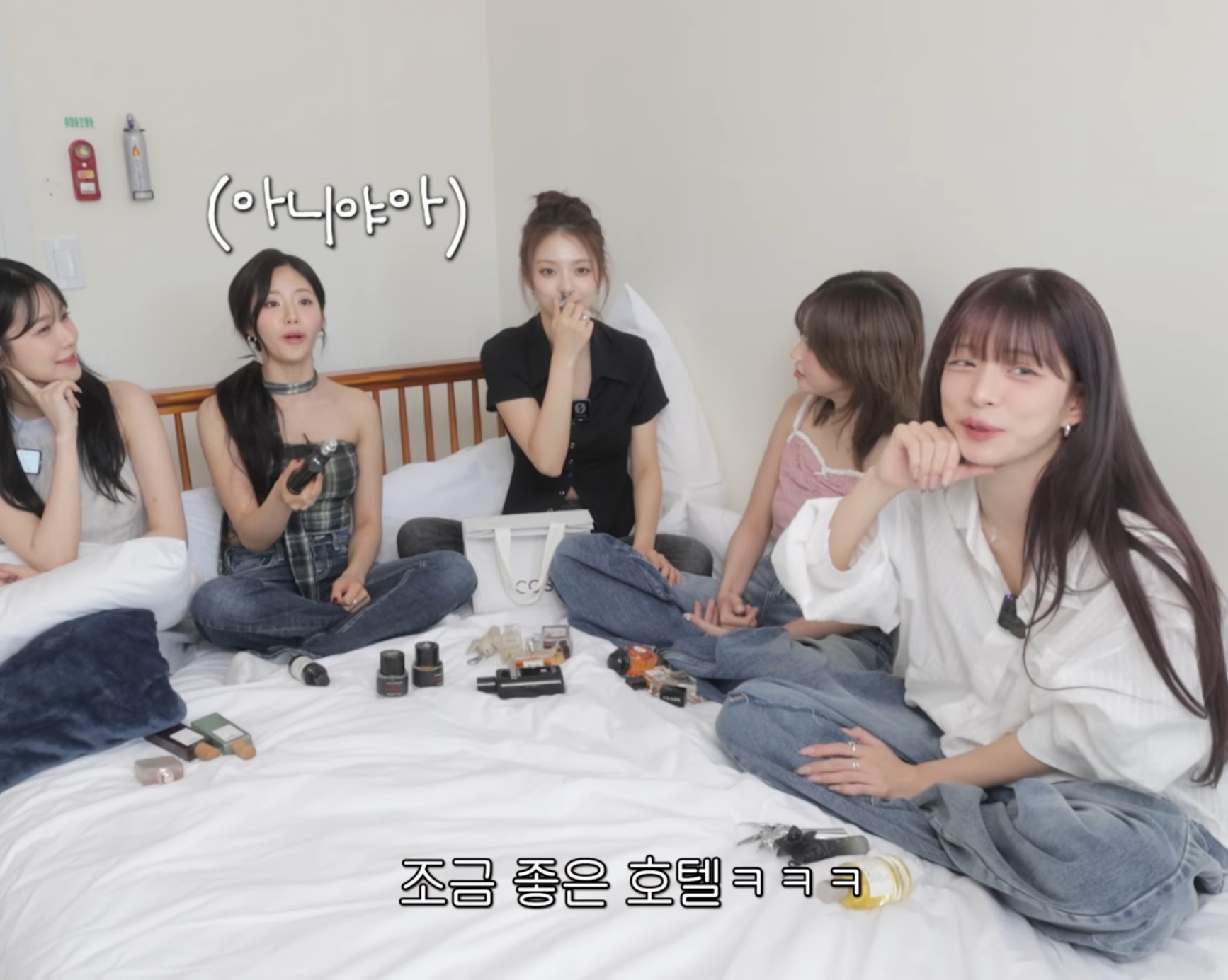 프로미스나인 박지원이 뿌리는 향수 평가하는 멤버들.jpg | 인스티즈