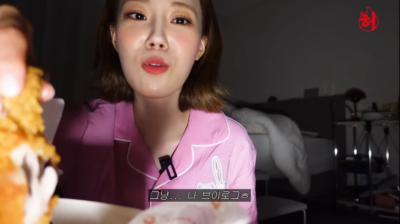 친언니 방에서 몰래 치킨 먹기 시도하는 허영지 | 인스티즈