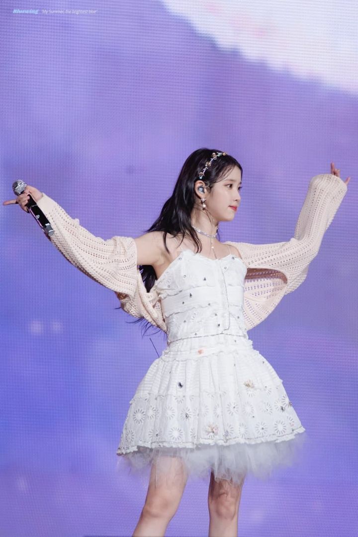 아이유:2022년에 콘서트 2번밖에 안했으니 내년에른 본격적으로 달린다! | 인스티즈
