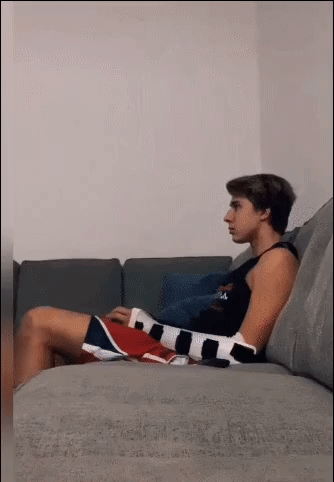 해외에서 유행하는 게임하는 남자친구 방해하기 챌린지.gif | 인스티즈