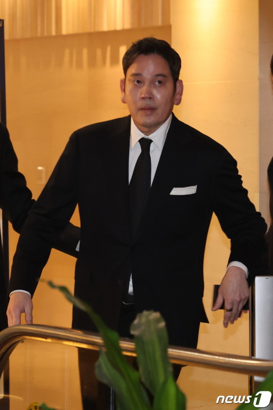 신세계 정용진 귓볼 성형 전 후 | 인스티즈